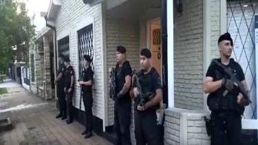 Las autoridades allanaron la casa del chico de 16 años.