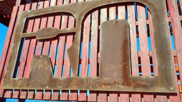 El cartel apareció rayado y aún la obra en Echandi no finalizó.