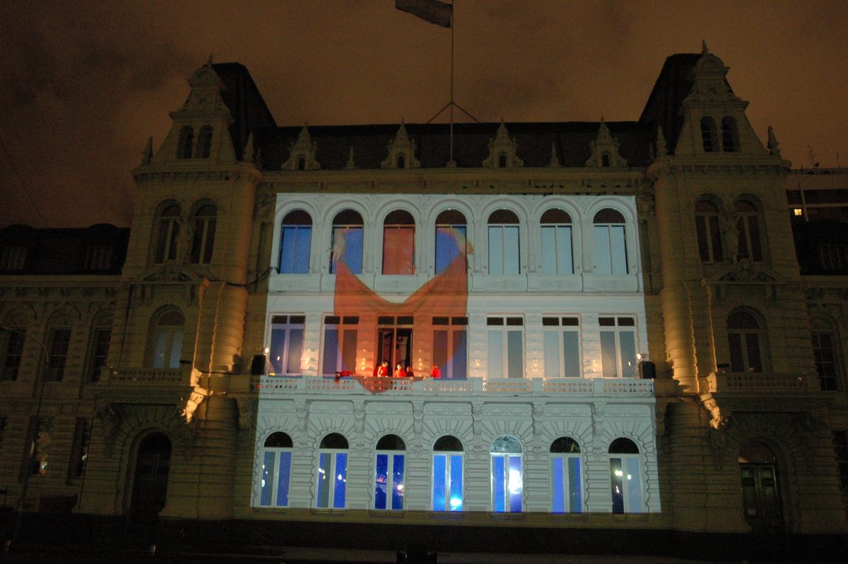 En 2005, en el marco del Festival Internacional de Buenos Aires, Margarita Bali presentó Pizzurno Pixelado, que mezclaba proyecciones con situaciones coreográficas en vivo sobre la fachada del Ministerio de Educación.