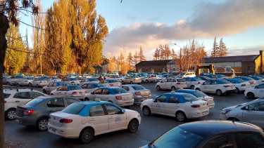 Los taxistas reclamaron durante la mañana por el desembarco de Uber en Bariloche. Foto: Alfredo Leiva 