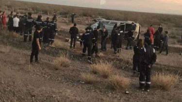 El vuelco ocurrió sobre la Ruta 51, cerca del dique compensador. (Gentileza Centenario Digital).-