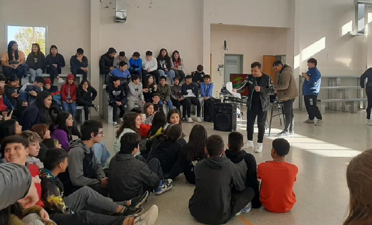 El taller Dale Like se dictará en tres colegios de Fernández Oro. Foto: Gentileza.