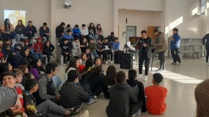 De qué se trata el taller que dictan en los colegios de Fernández Oro sobre el uso de la tecnología