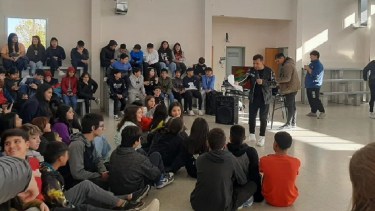 El taller Dale Like se dictará en tres colegios de Fernández Oro. Foto: Gentileza.