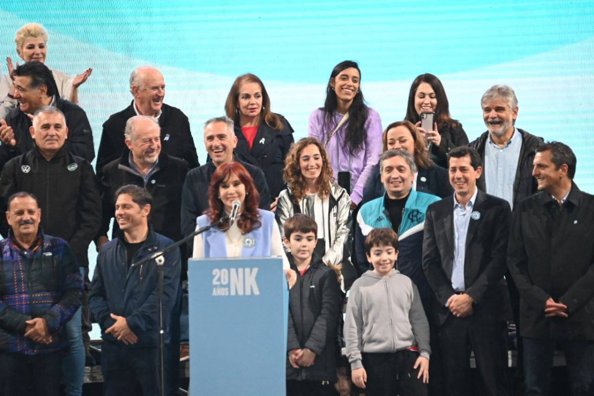 A la izquierda de Cristina Kirchner, estaban Néstor Iván y, más atrás, Emilia. Los dos estuvieron acompañados por Máximo Kirchner y su mamá, Rocío García. Foto: prensa Cristina Kirchner.-