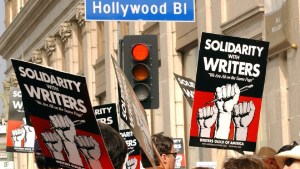 Sin acuerdo, el Sindicato de guionistas de Hollywood realiza la primera huelga en 15 años