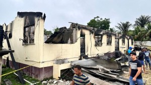 Incendió su escuela porque le quitaron el celular y acabó con la vida de 20 personas, en Guyana
