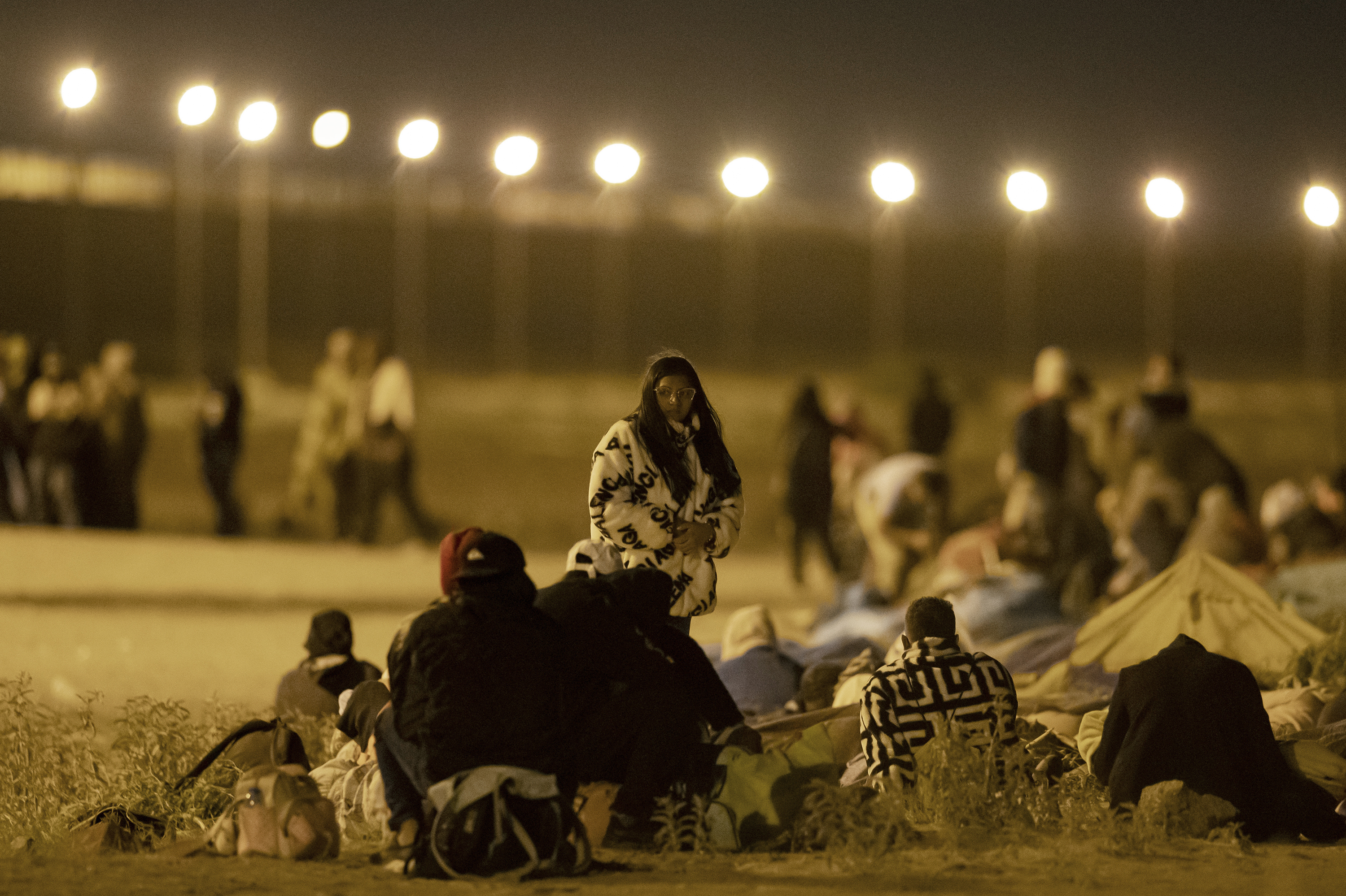 Cientos de migrantes esperan en la frontera. 