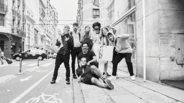 La RIPGang el día en que firmó su contrato. Foto: @nastychinchilla

