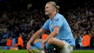 Manchester City, con Julián Álvarez de titular, ganó un partido clave y es líder de la Premier
