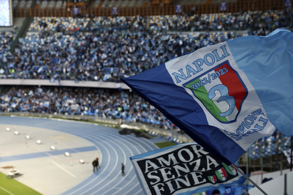 Los hinchas llenaron el estadio para ves el partido en pantalla gigante. (Alessandro Garofalo/LaPresse via AP)