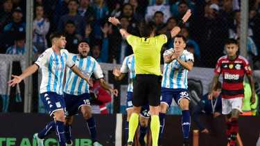 Los jugadores de Racing le reclamaron un penal al árbitro. (Foto: AP)