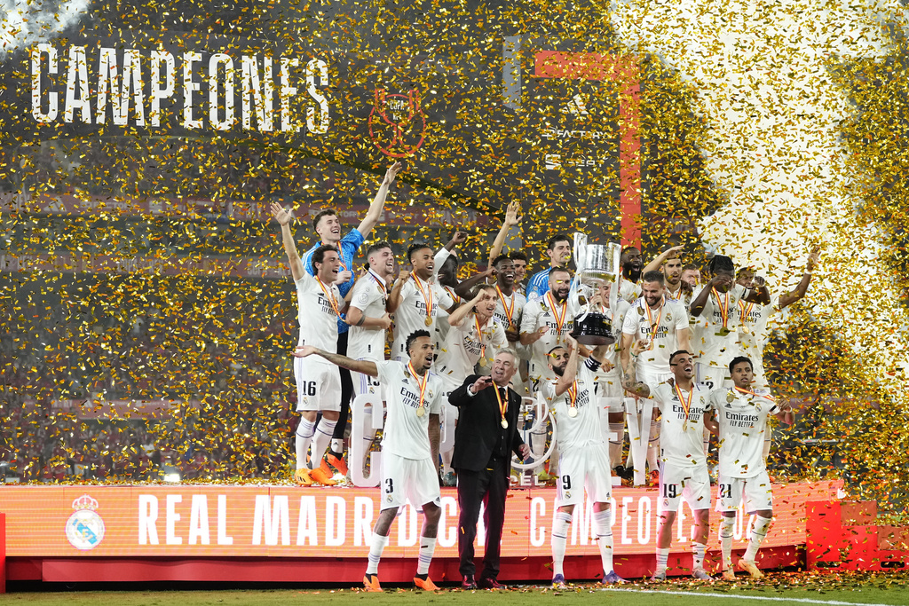 Real Madrid festejo su tercer título de la temporada. (AP Photo/Jose Breton)