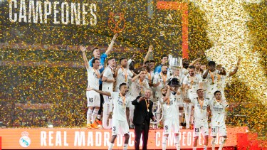 Real Madrid festejo su tercer título de la temporada. (AP Photo/Jose Breton)