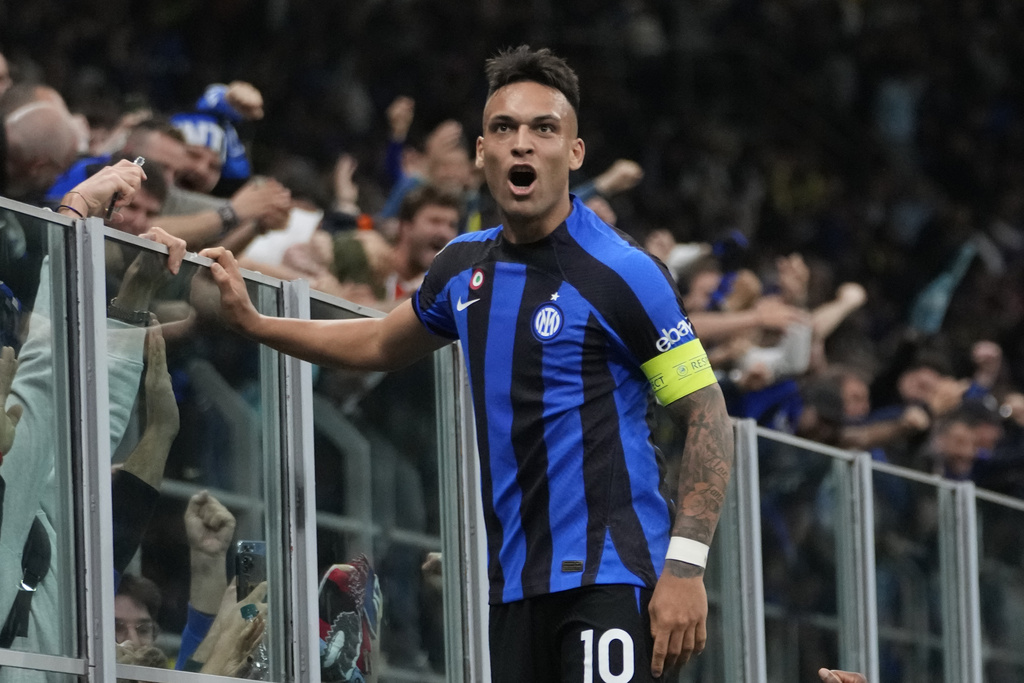 Lautaro Martinez ídolo y capitán del Inter festejó junto a los hinchas el pase a la final. (AP Photo/Luca Bruno)