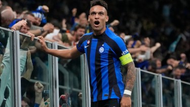 Lautaro Martinez ídolo y capitán del Inter festejó junto a los hinchas el pase a la final. (AP Photo/Luca Bruno)
