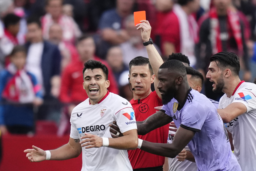 Marcos Acuna vio la tarjeta en el partido ante Real Madrid. (AP Photo/Jose Breton)