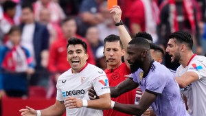 En un final caliente, el Huevo Acuña vio la tarjeta roja ante Real Madrid