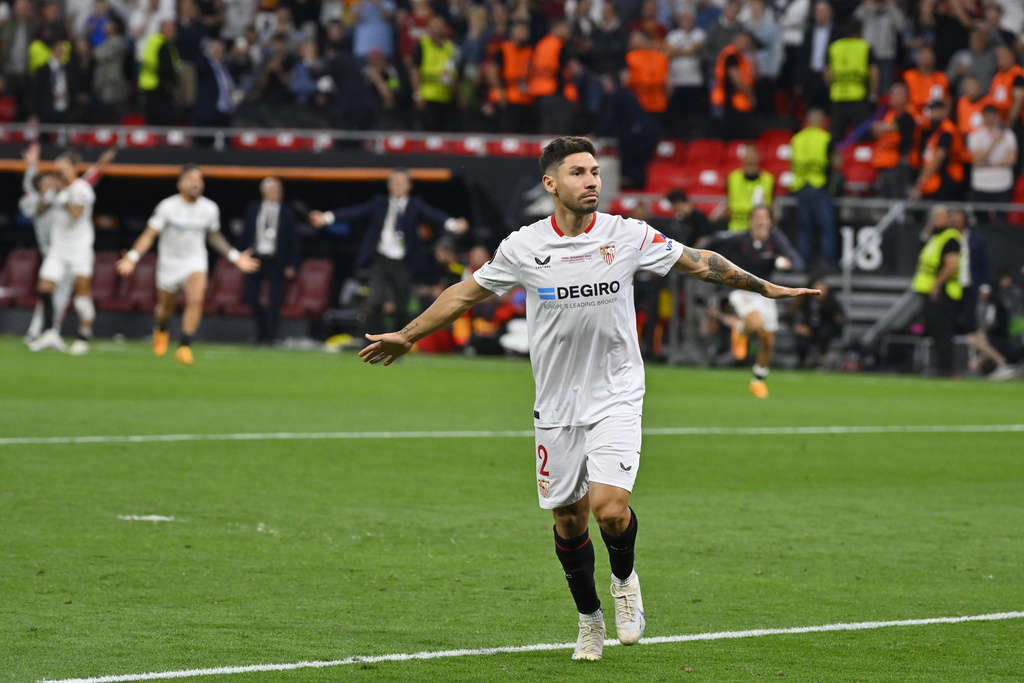 El argentino Gonzalo Montiel, del Sevilla, festeja tras convertir un penalti en la tanda que definió la final de la Liga Europa ante la Roma. (AP Foto/Denes Erdos)
