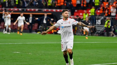 El argentino Gonzalo Montiel, del Sevilla, festeja tras convertir un penalti en la tanda que definió la final de la Liga Europa ante la Roma. (AP Foto/Denes Erdos)