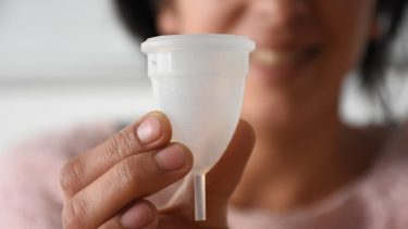 Las copas menstruales están fabricadas con silicona quirúrgica e hipoalergénica. Tienen una vida útil de 10 años. Foto Florencia Salto.