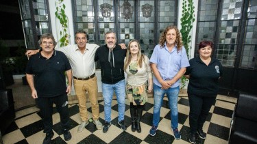 El gremialista de Río Negro (centro), juntos a los integrantes de los distintos sectores que confluyen en el oficialismo de ATE. 