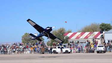 Los experimentados aviadores pintaron el cielo en Allen. Foto Andrés Maripe.
