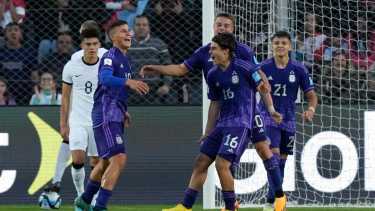 Gino Infantino y Luka Romero anotaron dos de los tres goles en el primer tiempo para la Argentina. (AP Photo/Natacha Pisarenko)