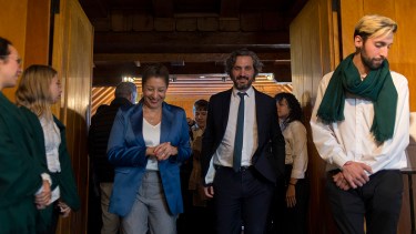 La gobernadora Arabela Carreras junto al Canciller, Santiago Cafiero, en el cierre del Foro Global de Hidrógeno Verde en Bariloche. (Foto: Marcelo Martinez / Patagonia.)