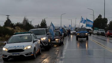 La caravana se movilizó desde Bariloche hacia Villa Mascardi en defensa del territorio y la Patria. Foto: Marcelo Martinez 