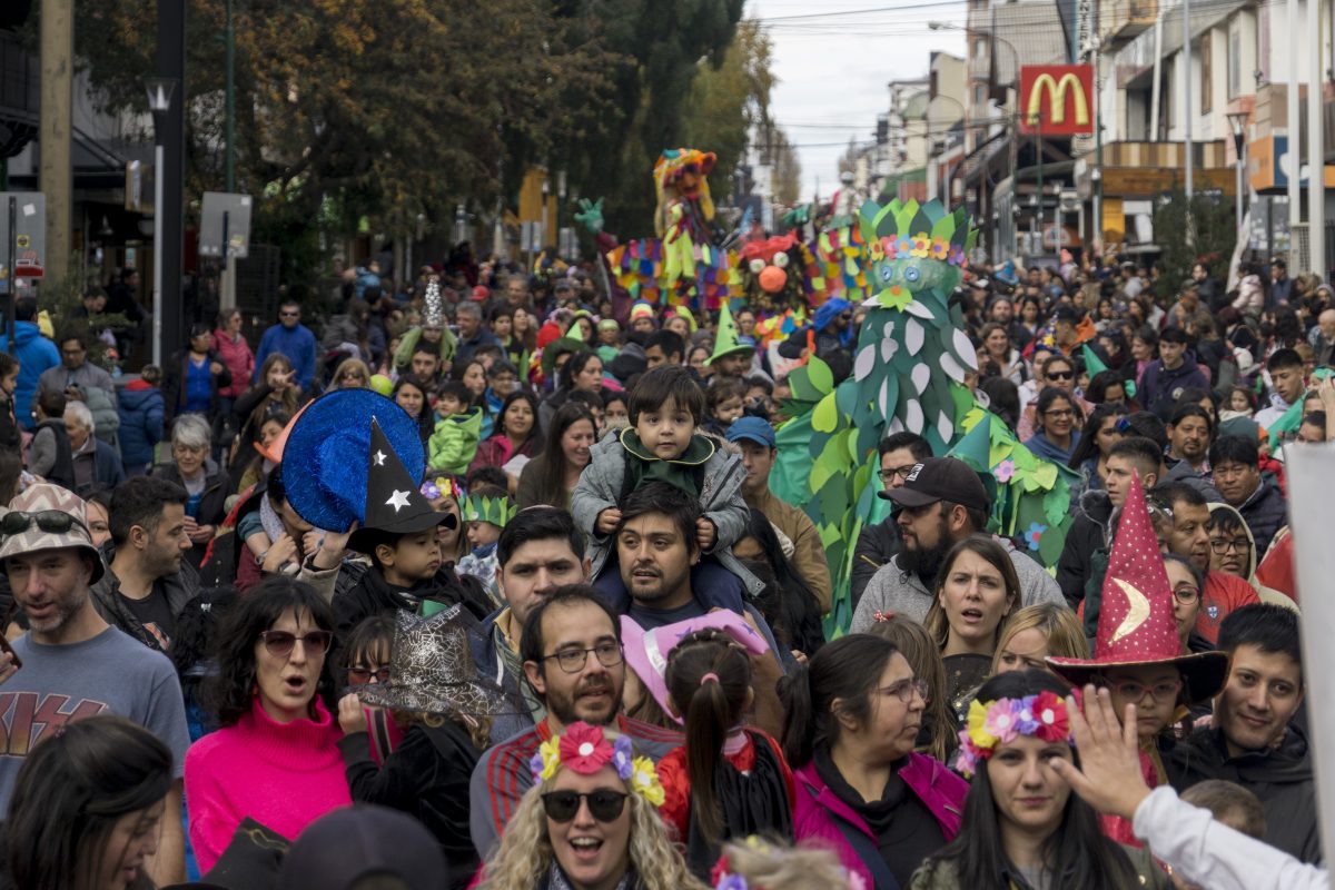 La calle Mitre de Bariloche fue este sábado una fiesta de color y magia con el desfile de los Gigantes. (foto Marcelo Martínez)
