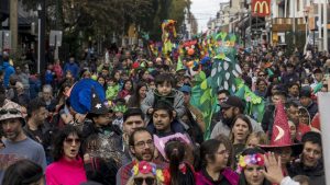 El centro de Bariloche vivió una fiesta de color y magia con el desfile de los Gigantes Andariegos