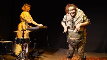 “Banquete de gusanos”  subirá a escena el domingo a las 17:30.