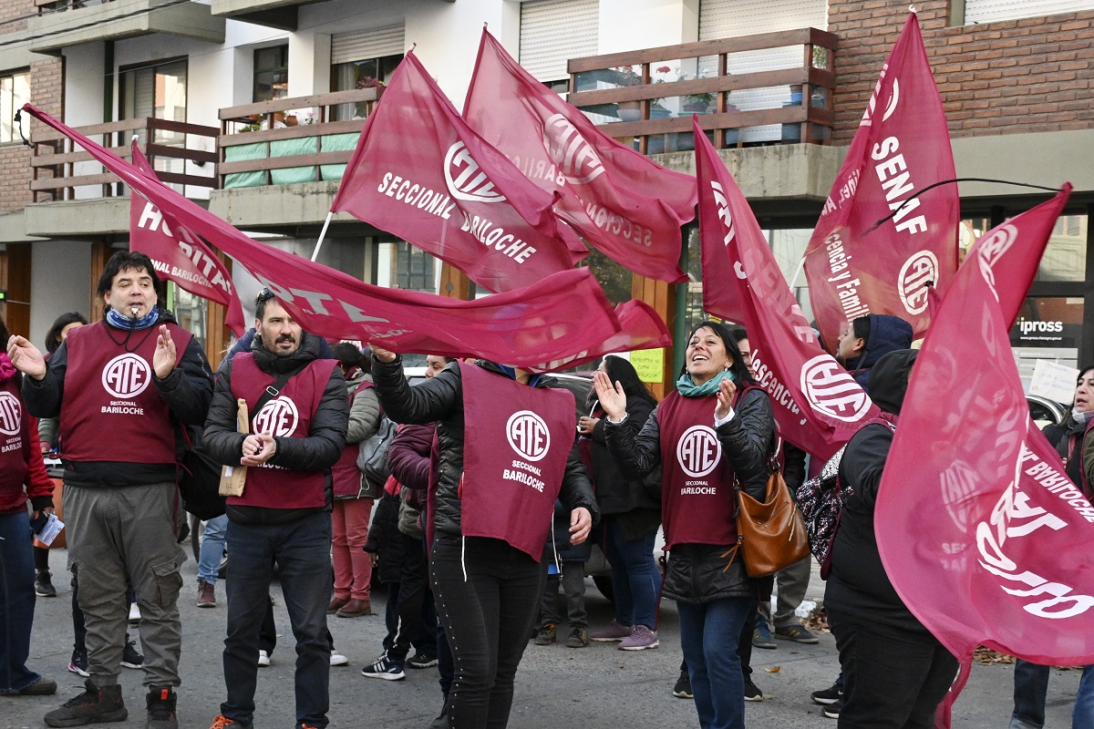 Los trabajadores se movilizaron en la delegación del Ipross en Bariloche. Foto: Chino Leiva