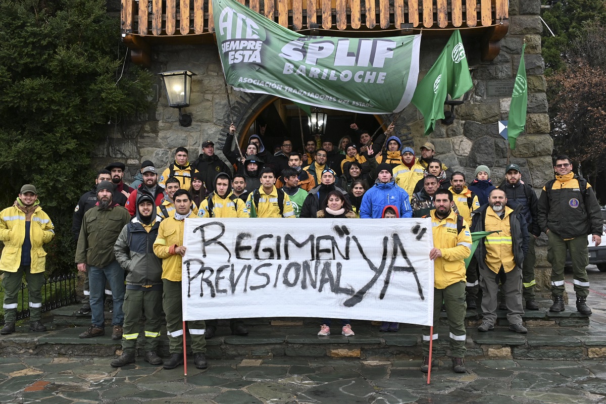 Brigadistas del Splif reclamaron en el Centro Cívico de Bariloche. Foto: Chino Leiva