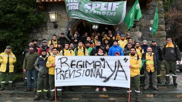 Brigadistas del Splif reclamaron en el Centro Cívico de Bariloche. Foto: Chino Leiva