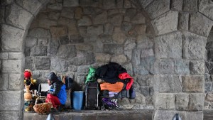 Cada vez más gente duerme en la calle en Bariloche