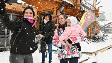 Los turistas disfrutaron este mediodía de una copiosa nevada en el cerro Catedral. Foto: Chino Leiva