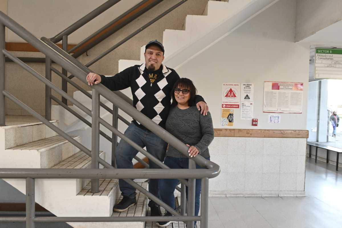 Pablo y Viviana Manriquez, son hermanos. Ella le donó un riñón en 2015 luego de años de diálisis a sus 26 años en Bariloche. Foto: Alfredo Leiva