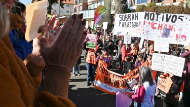 Ayer en Bariloche Unter y Asspur reclamaron frente al palco de autoridades y expresaron sus demandas. Foto: Chino Leiva
