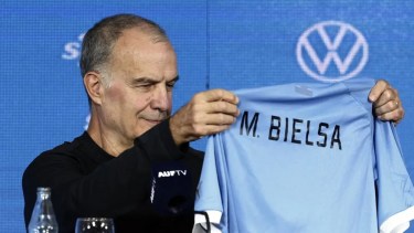 Bielsa fue presentado como el nuevo entrenador de la selección uruguaya.