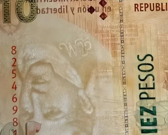 Los billetes de 10 pesos que tienen un error en la figura del prócer. 