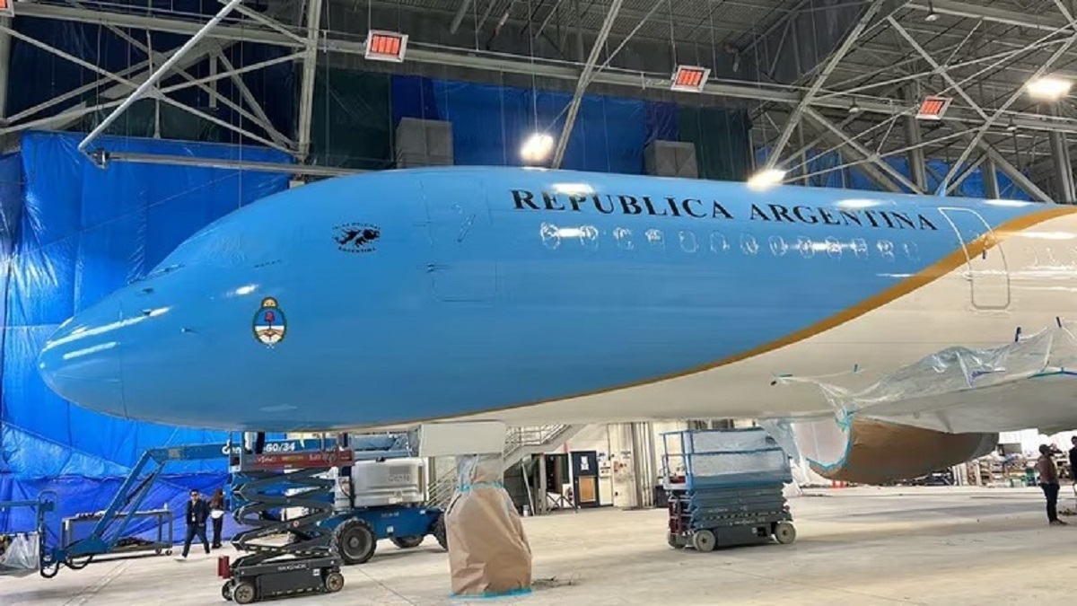 El nuevo avión presidencial ya está casi listo y así lucirá su nueva pintura. Foto Infobae.