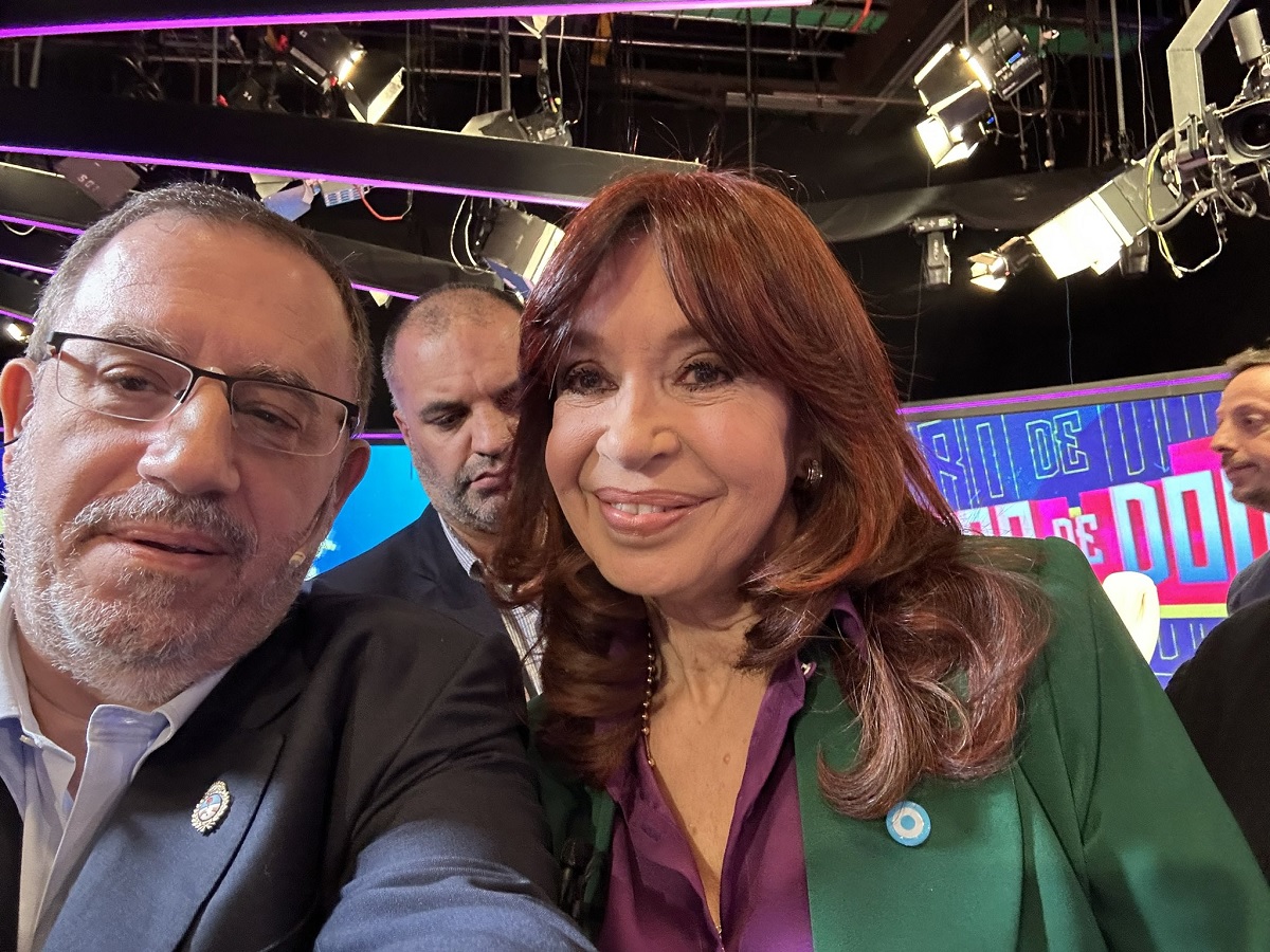 Cristina Kirchner habló sobre Carlos Maslatón y, más tarde, se sacó una foto con él en los estudios de C5N.-