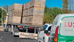 Un camión perdió más de 25 mil kilos de manzanas en la Ruta 151: condenaron a la responsable