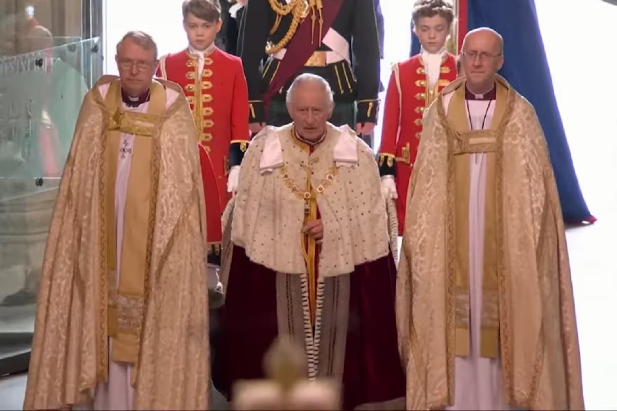 El rey Carlos III llega a la abadía de Westminster para ser coronado, este sábado. Foto: captura de pantalla.-