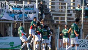 Sol de Mayo pisó fuerte en su visita a Cipolletti. (Foto: Juan Thomes)