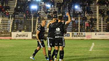 La lesión de Carmona le abrió un lugar a Jara, que enseguida generó confianza en el lateral derecho. (Foto: Florencia Salto)