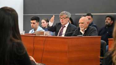 A la izquierda el imputado Ramiro Gutiérrez junto a sus defensores Martín Segovia  y Carlos Vila Llanos. (Fotos Florencia Salto)