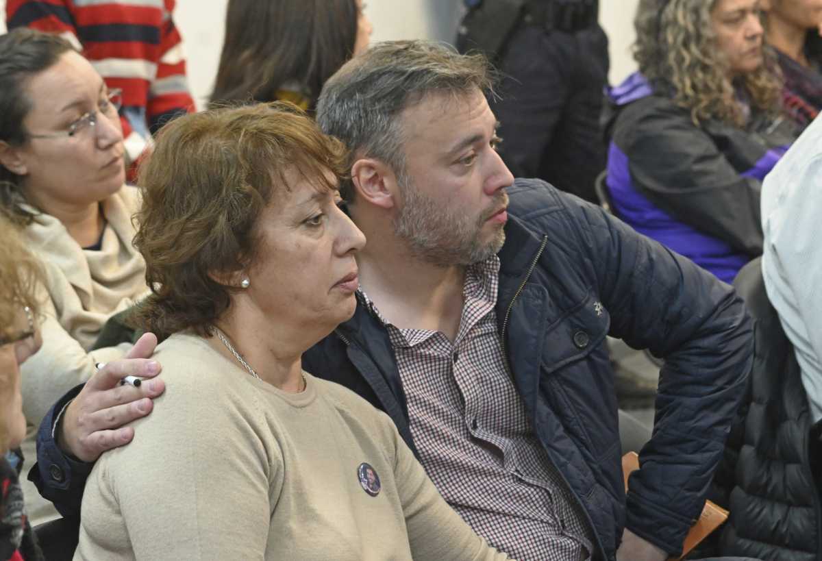 Emiliano Castillo junto a su mamá Analia en el juicio. Foto: Florencia Salto.  